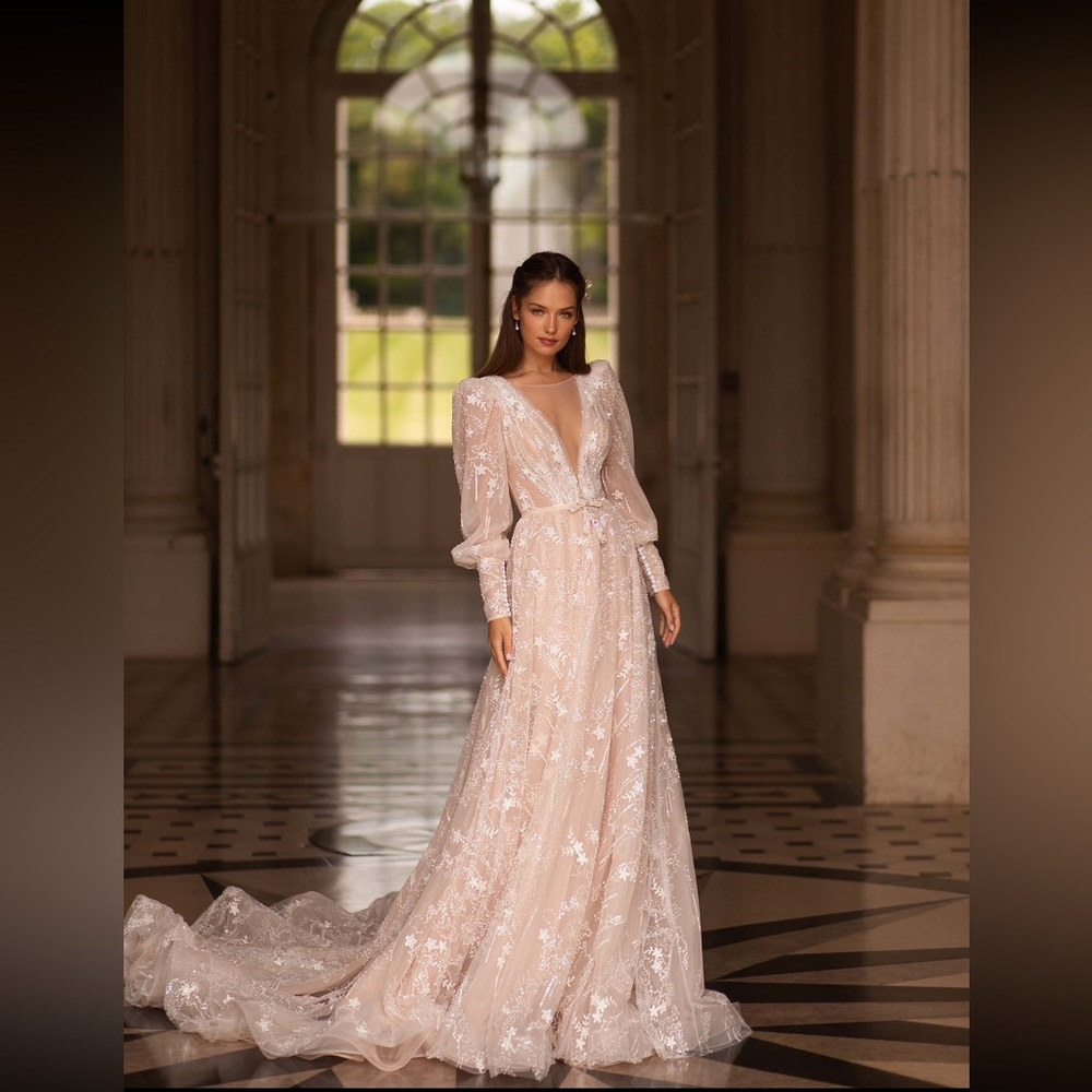 Elegant Ivory Lace Gown.  Size 12. P962